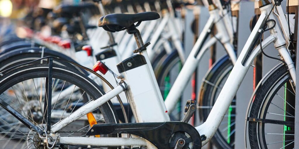 Toekomstbestendige fietsenstalling voor school: klaar voor e-bikes en fatbikes