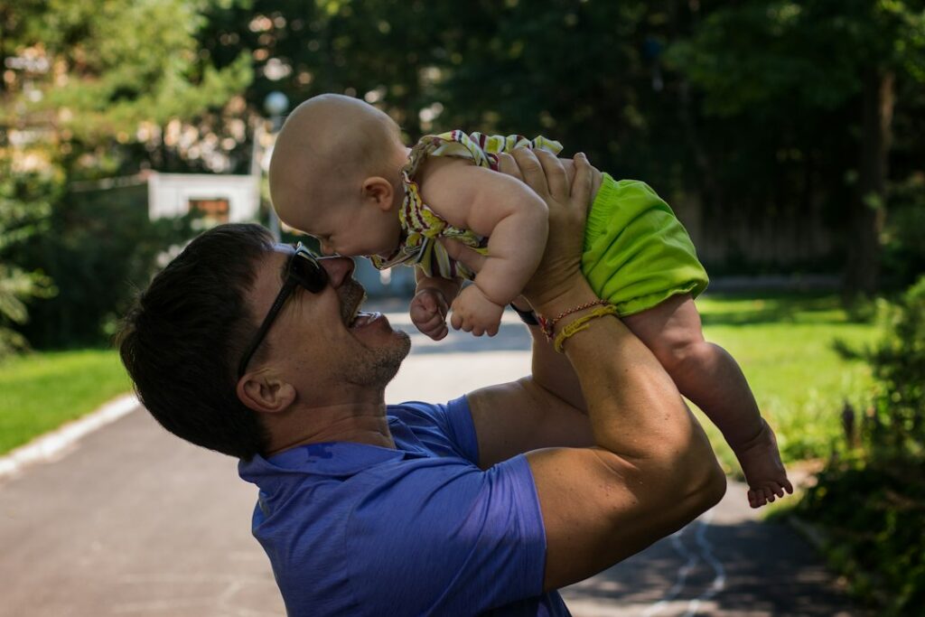 Gedicht over liefde voor je kleinkind: mooie voorbeelden en tips om zelf te schrijven